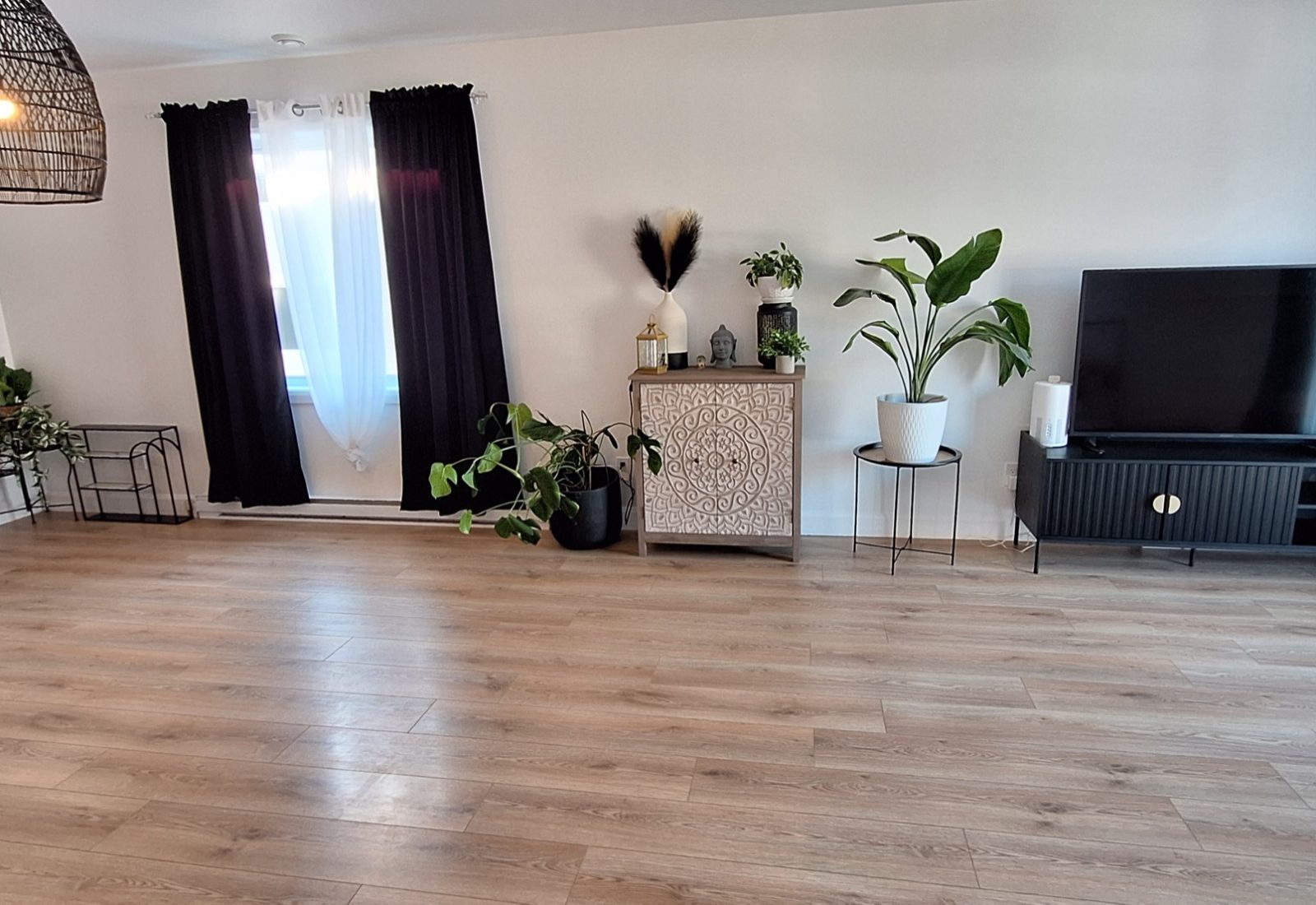 Salon lumineux du 5½ du 74 chemin St-Jacques, plancher de bois, grande fenetre