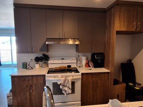 Armoires et cuisiniere de la cuisine du 5½ du 74 chemin St-Jacques