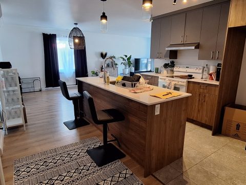Vue de la cuisine depuis l'entree du 5½ du 74 chemin St-Jacques